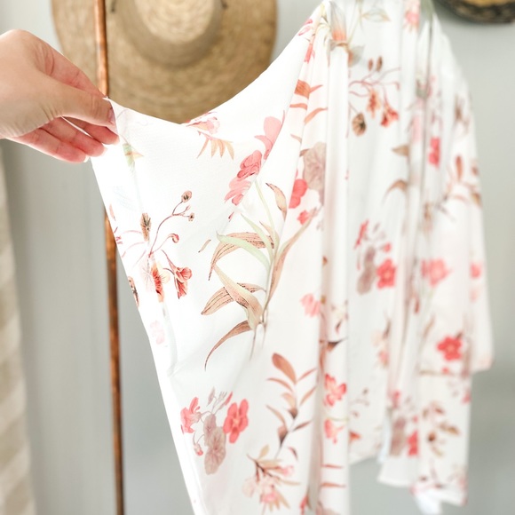 SOLD✨ Elegant Floral Swim Poncho - Picture 4 of 6